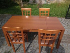 Jídelní stůl z masivu se čtyřmi židlemi - 2