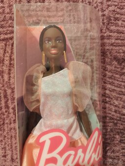 Barbie® Mattel Panenka modelka v meruňkových šatech - 2