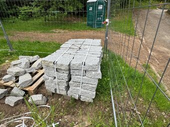 Prodám žulové obrubníky a kostky-vlastní odvoz z Tišnova - 2