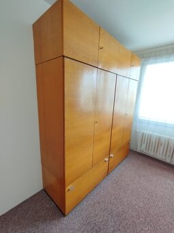 Starší velmi zachovalé skříně - 2