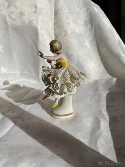Porcelánová soška baletky s krajkovou sukní - 2