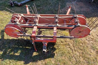 Obraceč sena VARI - 2