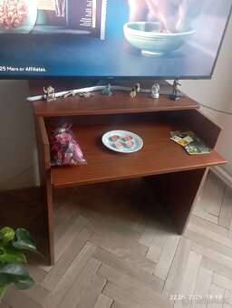 Prodám stůl za 80kč.Pevný,kvalitní.. - 2