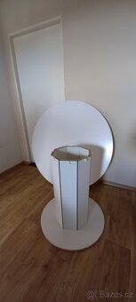Bílý kulatý jídelní stůl - 2