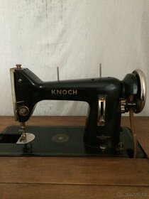 Historický šicí stroj - 2