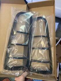 Suzuki Jimny - mřížky zadních světel - 2