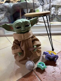 Interaktivní baby Yoda s příslušenstvím - 2