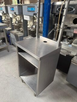 Ner. stůl s držákem na police - 2