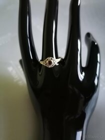 Zlatý prsten s diamanty a rubínem - 2