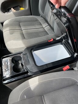 Kompresorová autolednice mezi sedačky - 2