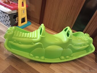 Houpačka krokodíl, červené odrážedlo - 2