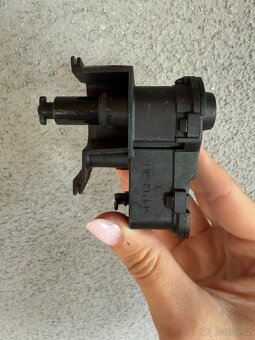 Zámek víčka nádrže - 2