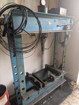 Hydraulický lis 40t – plně funkční (model 21351M) - 2
