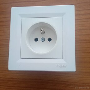 Prodám zásuvku a vypínač na 230V - 2