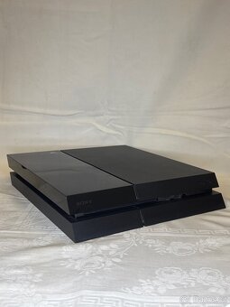 🎮 PlayStation 4 – skvělý stav, plně funkční + kabeláž - 2