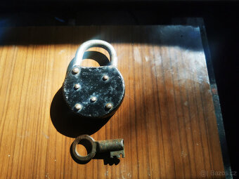 starý visací zámek - 2