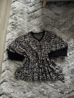 Krásný lehounký svetřík vel 40/42, nový - 2