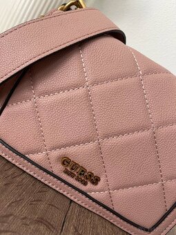 Starorůžová crossbody kabelka Guess - 2