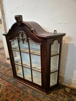 Stylová nástěnná vitrína - mahagon - 2