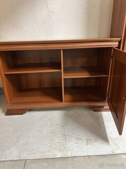 Dřevěná skříňka s dvířky a policemi - 2