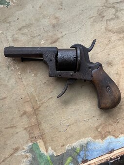 Starý revolver Lefoš - 2