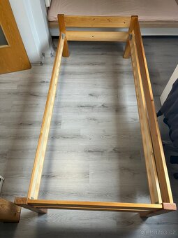 Prodám postel z masivu - 2