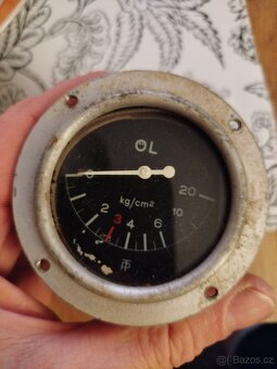 Starý měřič tlaku oleje - 2