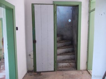 Dveře dřevěné, výplňové, levé včetně zárubně. - 2