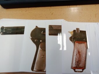Foto pistolí - soubor - 2