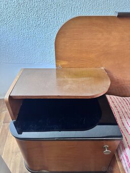 Ložnicový set - postel, noční stolky, skříně k renovaci - 2