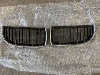 Přední nárazník BMW E90/E91 + mlhovky a mřížky, ledvinky - 2