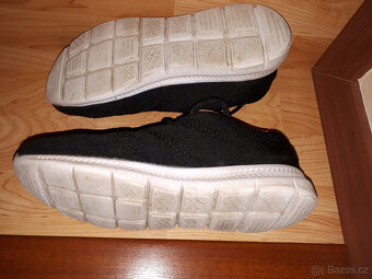 2x botasky zn. Umbro vel. 37, vn.stélka 23,5cm - téměř nové - 2