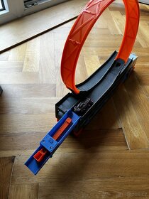 Auto tahač s vystřelovací dráhou Hotwheels - 2