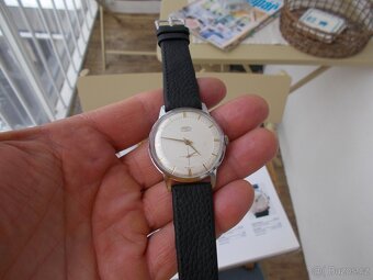 pekne oblibene funkcni hodinky prim Traktor  rok 1960 - 2