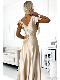 Zlaté lesklé maxi šaty s výstřihem CRYSTA - 2