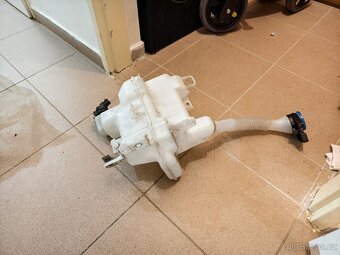 Mazda 6 GL nádobka ostřikovačů - 2