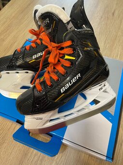 Brusle BAUER SUPREME M5 PRO Junior 1 EE vel 33,5 - 2