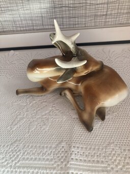 Porcelánová soška ležícího srnce - 2