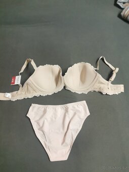 Prodám novou balkónovou podprsenku a kalhotky zn. Triola. - 2