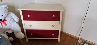 Dětský pokoj z masivu, psací stůl, komoda a policová skříňka - 2