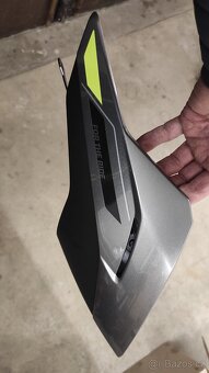 Spodni plast (klin) pod motor Triumph - 2