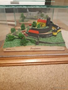 Modely hradů s vitrínama + dárek - 2