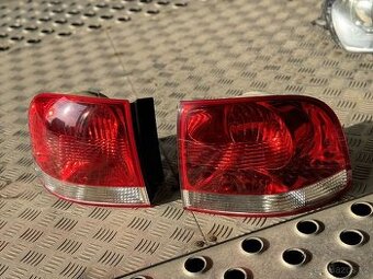 Zadní světlo vnější Volkswagen Touareg (7LA/7L6/7L7) 02-06 - 2
