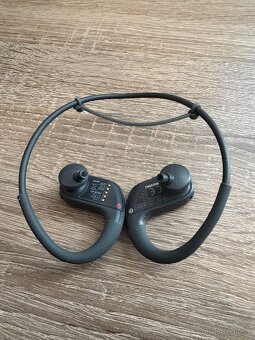 sluchátka Sony WALKMAN NWW-S413B černý - 2
