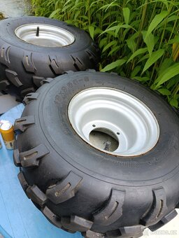 Prodám 2ks 18x9,50-8 - 2