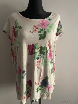 Příjemné tričko s květy vel.XXL/52-54. - 2