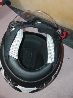 Motorkářská helma - 2