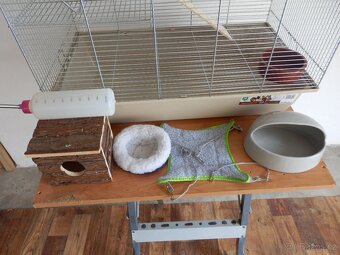 Klec osmák s vybavením. - 2