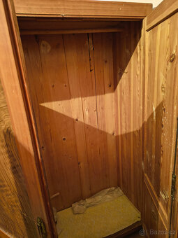 Staré dřevěné skříně - 2