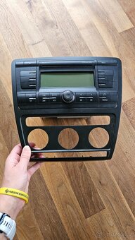 Rádio a kryt kolem rádia na auto Škoda - 2